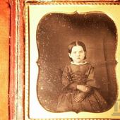 Daguerreotype 6th plate. Meisje van rond de 5 jaar. De sluitertijd bedroeg rond 1845 vele minuten. Kinderen werden, alvorens ze werden gezet gefotografeerd, in een ijzeren harnas vastgezet, zodat zij zo min mogelijk zouden bewegen. Soms zijn delen van dat harnas nog zichtbaar op de foto.